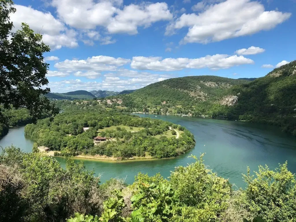 The Ultimate Guide to Treehouse & Elevated Cabin Stays Around the World 238bdbab